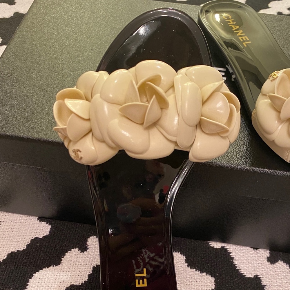 Chanel jelly shoes sandals Camilla flowers beige - Picture 6 of 14